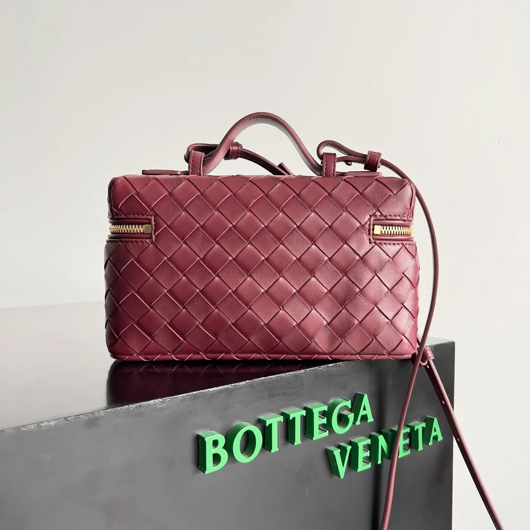 Batch 1360 Bottega Veneta 24 spring and summer woven zipper crossbody bag. A crossbody bag that can be used as a cosmetic bag. The exquisite weaving and compact body are an indispensable accessory for the upcoming summer. The double zipper also better protects the bag. It has a large capacity. If you like it, don’t miss it. Style number: 789109 Size: 22*12.5*5cm